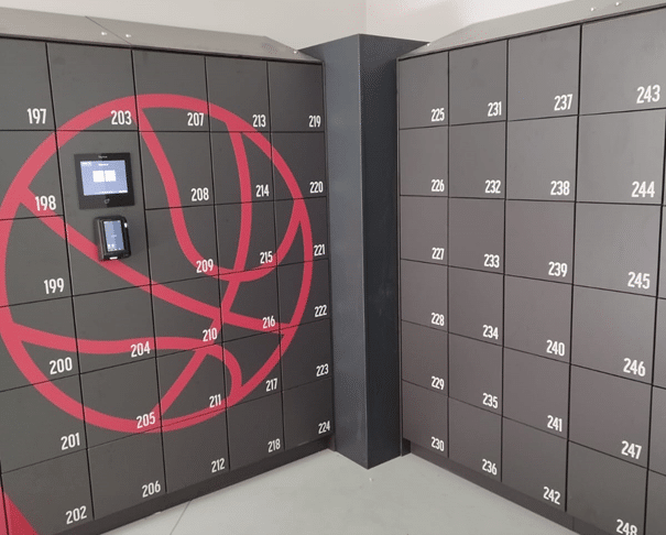 Casiers consignes connectés installés dans une salle de spectacle.